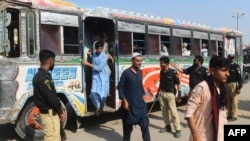 پولیس پاکستان تعدادی از مهاجرین افغان را بازداشت کرده است 