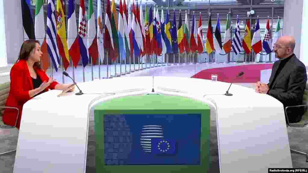 Журналістка Радіо Свобода Зоряна Степаненко і президент Європейської ради Шарль Мішель під час запису ексклюзивного інтерв'ю. Брюссель. 12 грудня 2023 року