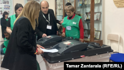 ხმის მიცემის პროცესი ფოთის ერთ-ერთ საარჩევნო უბანზე. 2023 წლის 29 აპრილი. შუალედური/რიგგარეშე არჩევნები.