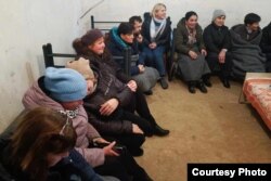 Жителі Семенівської громади в укритті під час обстрілів. Фото Юлії Ковтун