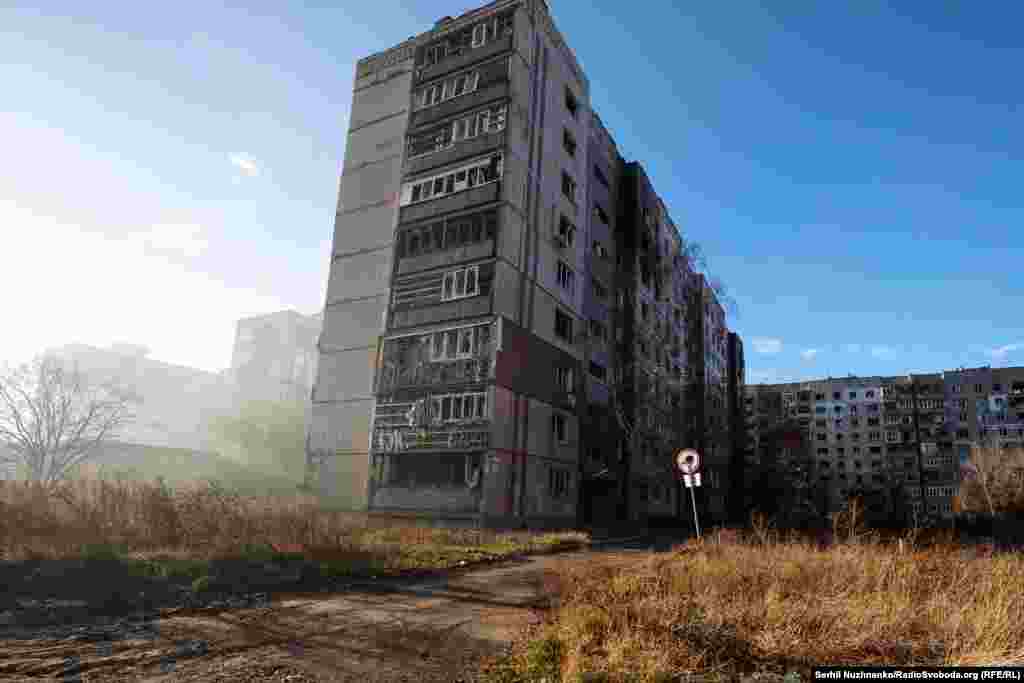 Місто горить... Через дим проступають розбиті будинки й вулиці. Місцями диму стільки, що нічого не видно