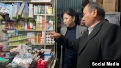 Саламаттык сактоо министри Алымкадыр Бейшеналиев жана депутат Аида Исатбек кызы. Ош базарындагы рейд учуру. 31-октябрь, 2023-жыл.