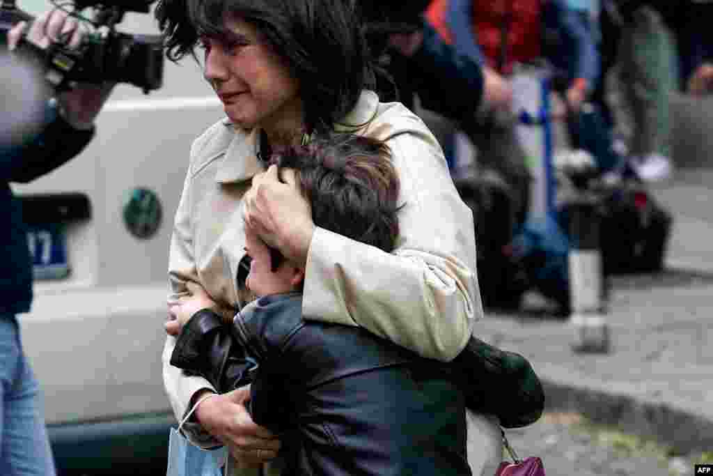 Reporterka Radija Slobodna Evropa javila je sa lica mesta da su svi đaci koji su bili u školi evakuisani kroz bočni ulaz u zgradu, a sve ulice oko škole satima su bile blokirane.