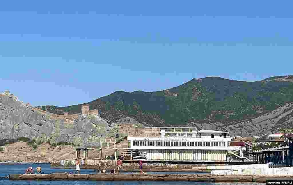 Пляжні карти на тлі головної визначної пам'ятки міста-курорту &ndash; Генуезька фортеця