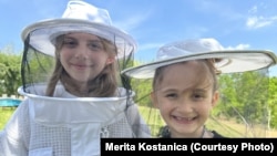 Rozi dhe motra e saj, Juli, në Krushë të Madhe.