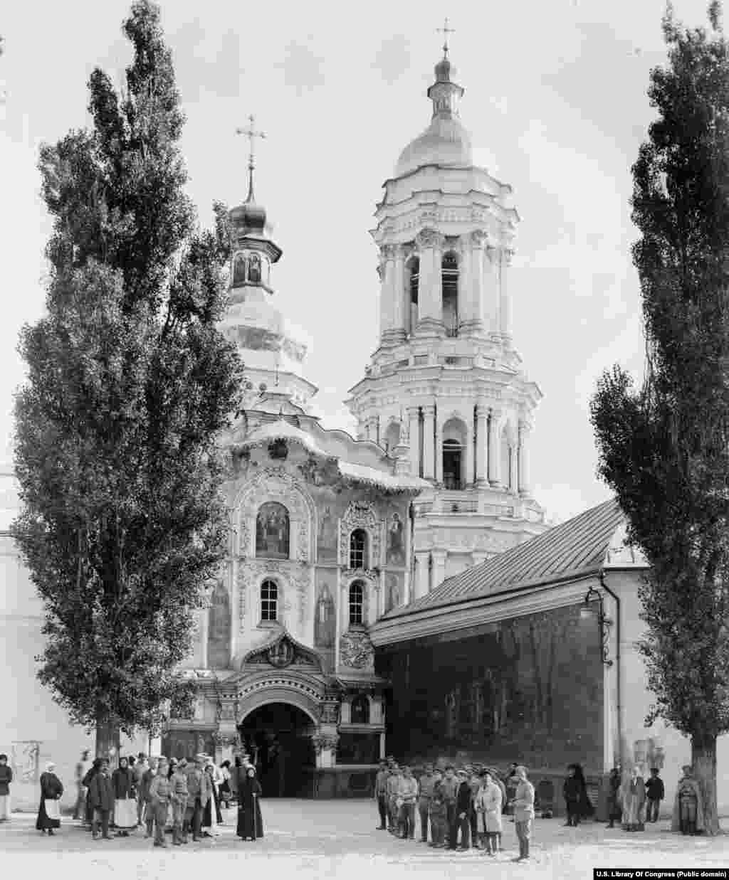 The main entrance to the lavra complex photographed in 1918. According to Orthodox Christian lore, soon after the death of Jesus, traveling apostle Andrew pointed to the elevated western bank of today&rsquo;s Dnieper River where the lavra now stands and vowed that "God's grace will shine on these hills. There will be a great city here and God will build many churches." &nbsp;