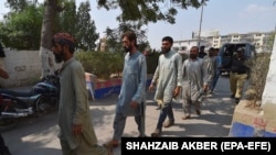 جریان بازداشت مهاجران افغان فاقد اسناد در پاکستان - عکس از آرشیف