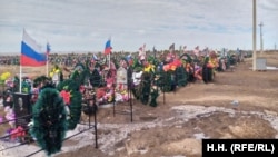 «Аллея героев» на кладбище у российского военного городка Борзя 
