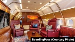 Aeronava închiriată de președintele Klaus Iohannis a făcut o escală la Sibiu, fapt intens comentat de opinia publică. Mulți au speculat că avionul a oprit pentru ca prima doamnă, Carmen Iohannis, să urce la bord.