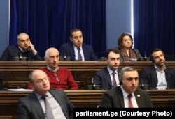 28 თებერვალი, 2024 წელი. საქართველოს პარლამენტის წევრები კომიტეტის სხდომაზე აშშ-ის ელჩის, რობინ დანიგანის მოსმენის დროს.