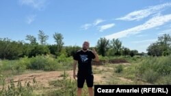 Sorin Barbu în curtea fostei case părintești, la un an de la exploziile care au avut loc în Crevedia.