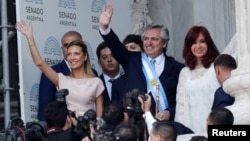 Биринчи айым Фабиола Шаньес (солдо) жана Аргентинанын президенти Альберто Фернандес. Инаугурация аземинде. 2019-жыл.  