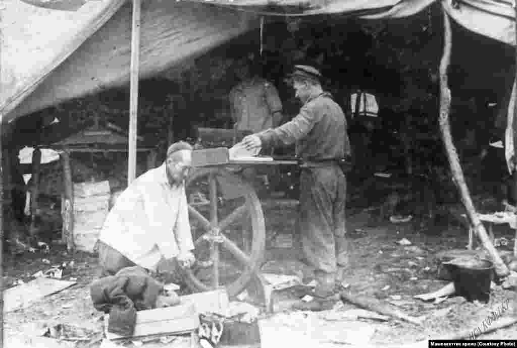 Калинин-Суусамыр автожолунун курулушу учурунда "На Суусамыр" гезитинин басмаканасы. Фрунзе облусу. 1940-жыл.&nbsp; &nbsp;