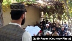 عبدالقادر پاسون حین تدریس به کودکان در ولسوالی نهر سراج ولایت هلمند