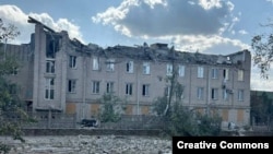 Ще один житель міста зазнав поранення, додає ОВА (фото наслідків російських обстрілів Берислава ілюстраційне)