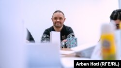 Selim Maloku, duke i shikuar kartolinat të cilat i ka punuar me anëtarët e tjerë të shoqatës Down Syndrome Kosova në Prizren.