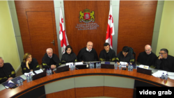 Конституционного суда. Мераб Турава (в центре)