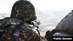 Հայաստանի ԶՈՒ զինծառայողը սահմանին մարտական դիրքում, արխիվային լուսանկար