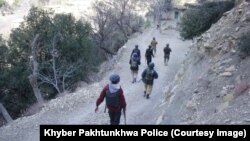 په کورمه کې امنیتي سرتېري د لټون عملیاتو پر مهال له یو سړکه تېرېږي - انځور له ارشیفه. 