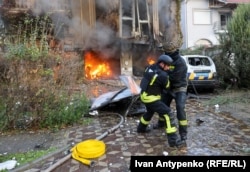 Працівники ДСНС ліквідовують пожежу в приватному будинку, що виникла після обстрілу російськими військовими на річницю звільнення міста 11 листопада 2023 року