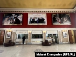 Театрдын фойеси.