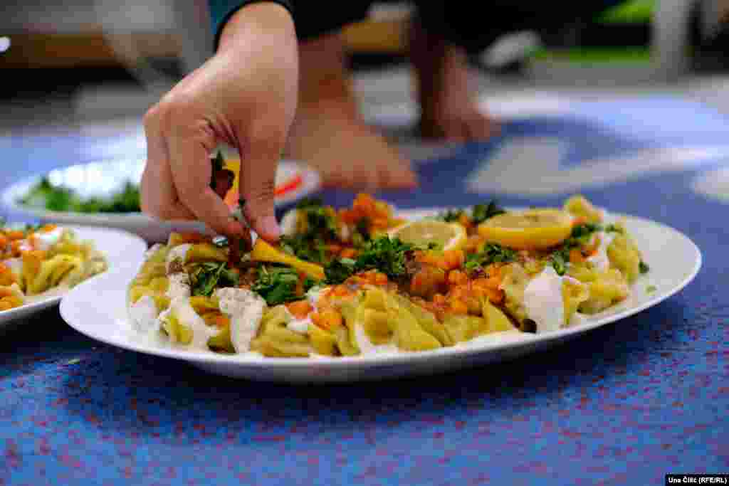 Jedno od jela koje sprema je "mantu", tijesto punjeno janjetinom ili drugim mesom.&nbsp;