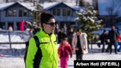 Mimoza Dreshaj, turiste në qendrën e skijimit në Bogë.