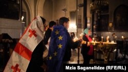 აქციის მონაწილეები ქაშუეთის ტაძარში ლოცულობენ. 3 მაისი, 2024 წელი