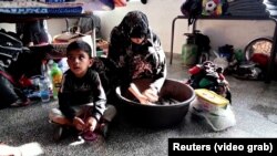 Palestinienii din Gaza stau în adăposturi improvizate în clădiri oficiale, sperând că scapă, astfel, de bombele israeliene. Nu au apă, curent și nici mâncare.