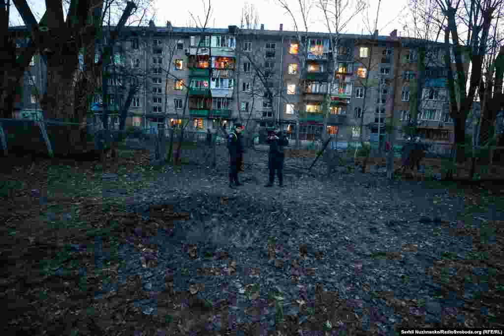 Працівники поліції працють на місці вибуху