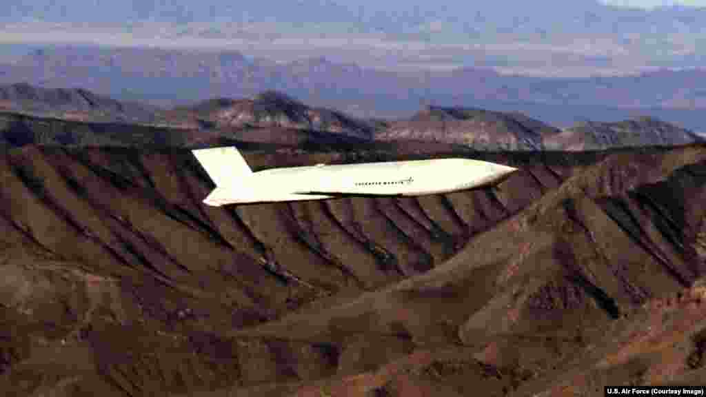 JASSM 2010 жылы сынақ кезінде ұшып барады. Бірақ Бронк "бұл ракета өте қымбат тұратынын, шағын базаларды ату үлкен шығын болатынын" айтады. Ол JASSM ракеталарын "әскерге қосымша күш әрі қолдаушы күш ретінде пайдалануға болады" деп санайды. Бұл зымыранның біреуінің құны &ndash; 700 мың доллар. &nbsp;