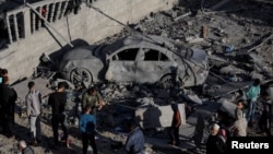 După un atac aerian israelian, în localitatea Khan Younis, sudul Fâșiei Gaza, 9 decembrie 2023