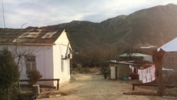 Diňle: Täze mellek ýerlerindäki hojalyklaryň gazy kesilýär, ýaş çagalar gaty üşeýär