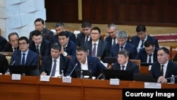 Министрлер кабинетинин мүчөлөрү Жогорку Кеңеште баяндама жасоодо.  23-ноябрь, 2023-жыл 