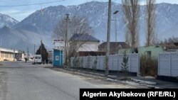 Ак-Сай айылы менен Тажикстандын Ворух анклавынын чектеш тилкеси