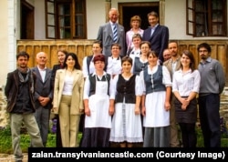 Regele Charles, contele Kalnoky și soția sa, în fața casei în care doarme monarhul britanic la Valea Zălanului.