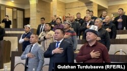 Эл аралык көкбөрү федерациясынын президенти Курманкул Зулушев, спорт депортаментинин директору Айбек Абдымомунов (солдо) жана Көкбөрү федерациясынын мурдагы президенти Канат Исаев жана федерациясынын өкүлдөрү. Бишкек. 17-октябрь, 2023-жыл.