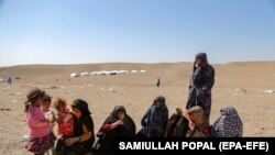 زنان و کودکان زیادی در مناطق زلزله زده هرات با مشکلات فراوانی دست و پنجه نرم می کنند