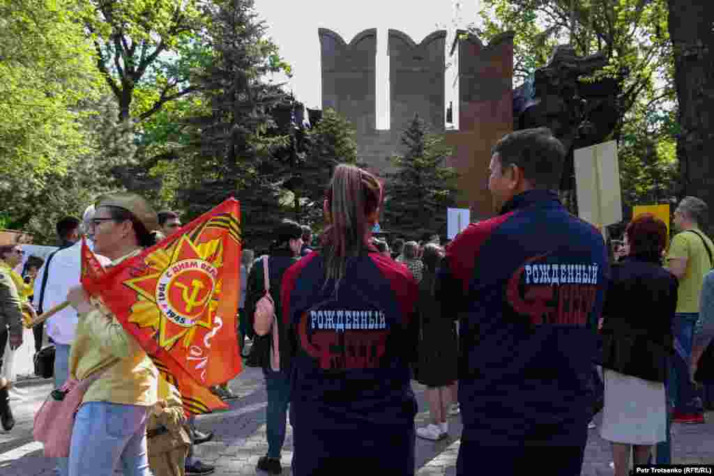 "СССР-де туған" деген киім кейінгі кезде сәнге айнала бастағаны байқалады. Жұрт мұндай киімді Совет Одағынан қалған мерекелерде жиі киеді.&nbsp;