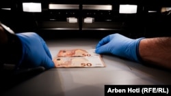 Në laboratorin ku ekzaminohen paratë false   