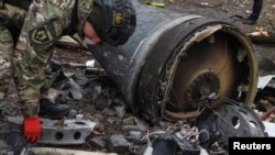 Вибухотехнік працює біля залишків ракети, ймовірно, виробництва КНДР у центрі Харкова, Україна, 2 січня 2024 року