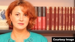 Farmacista Simona Negreș, preşedinta Colegiului Farmaciştilor din Bucureşti, spune că farmacistul trebuie să fie cel care decize cazurile în care să elibereze dozele de urgență pentru antibioticele fără prescripție medicală. 