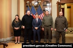 Зліва направо: посол України у США Оксана Маркарова, спікер парламенту України Руслан Стефанчук, спікер Палати представників Конгресу США Майк Джонсон, керівник Офісу президента України Андрій Єрмак і міністр оборони України Рустем Умєров. Вашингтон, 6 грудня 2023 року