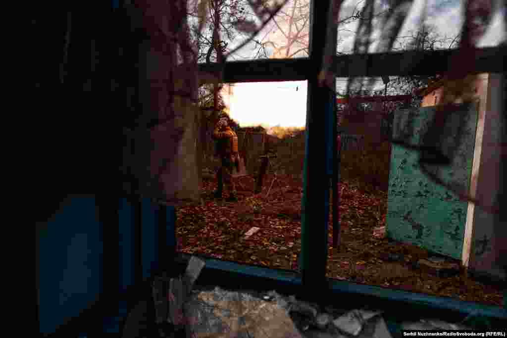 &laquo;Мені подобається завжди в донесеннях,&nbsp;військові завжди роблять донесення будь-якого рівня. І пишеться, що ситуація на Авдіївці складна, але контрольована. Тут ворог залучив декілька підрозділів, стягнув резерви, вони готувалися, ми знали про те, що вони готуються. І вони пішли з декількох напрямів. І все виглядало гарно, як по книжці, але реалізовано так, що на цей момент їм цього не вдалось. Зрозуміло, що локальні успіхи&nbsp;є завжди, тому що використавши таку кількість техніки й&nbsp;&nbsp;такий людський резерв, фактично знищивши його, не можливо не досягти певних успіхів. На цей момент&nbsp;вони не можуть продовжувати так само активно просуватись, як до цього. Вони змінили абсолютно тактику, до атаки малими піхотними групами. Це від трьох до п'ятнадцяти осіб, але не більше. Чому? Тому що техніка була їхня знищена фактично протягом перших 10 днів штурмів, і зараз їхні спроможності значно&nbsp;зменшилась&raquo;,&nbsp;&ndash; каже військовий&nbsp;Макс