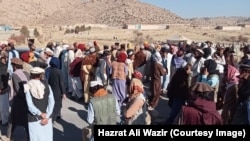 د انګور اډې خلک د مظاهرې په مهال - انځور له ارشیفه 