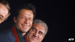 عمران خان او شاه محمود قریشي د یوې ولسي غونډې پر مهال - پخوانی انځور.