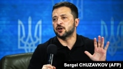 Наразі в Україні спостерігається брак озброєння, зазначив президент Володимир Зеленський