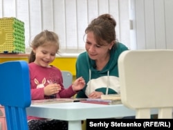 Людмила Саламатіна зі своєю донькою у дитячому садочку. Жінка два місяці шукала місце для дитини