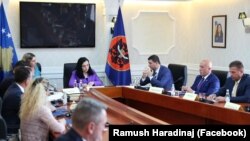 Fotografi e realizuar gjatë takimit konsultativ midis presidentes Vjosa Osmani dhe krerëve të partive politike parlamentare në Kosovë. 
