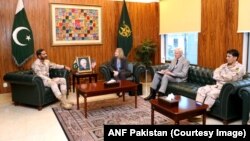 لوري انتولينېز د جولای په ۳۰مه په اسلام اباد کې د پاکستان د نشه يي توکو ضد ځواک مشر میجر جنرال عبدالمجید سره وکتل.